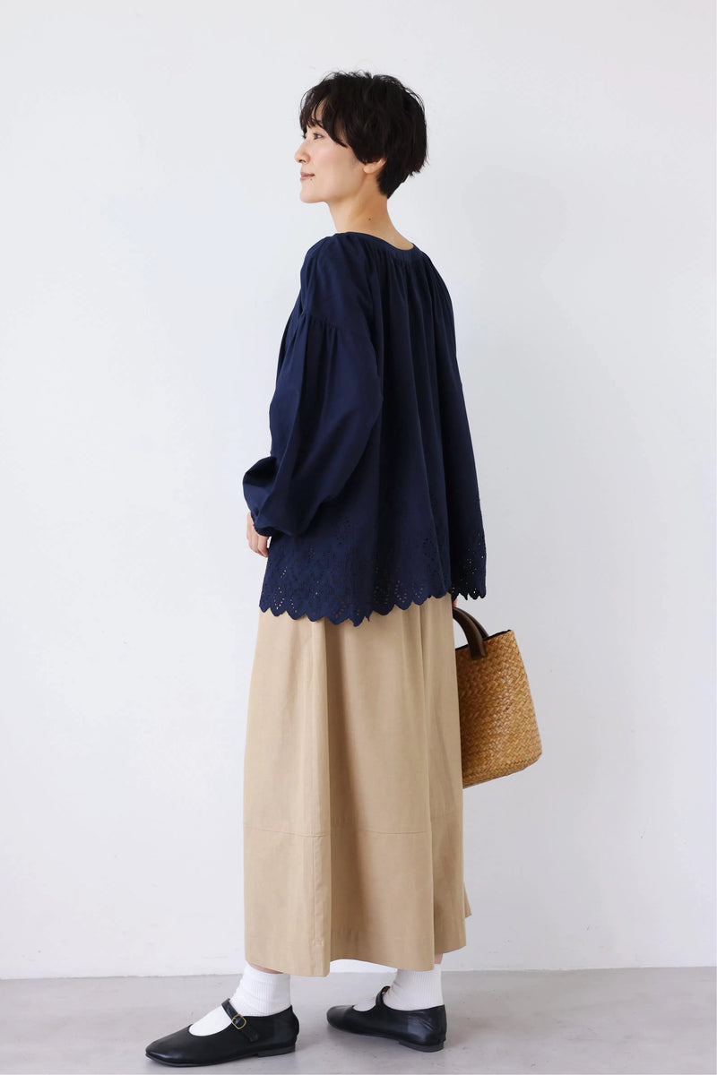 【繊細なスクラップ刺繡が華やか】オールシーズン愛用できる綿素材レースブラウス　前後２way 　250911