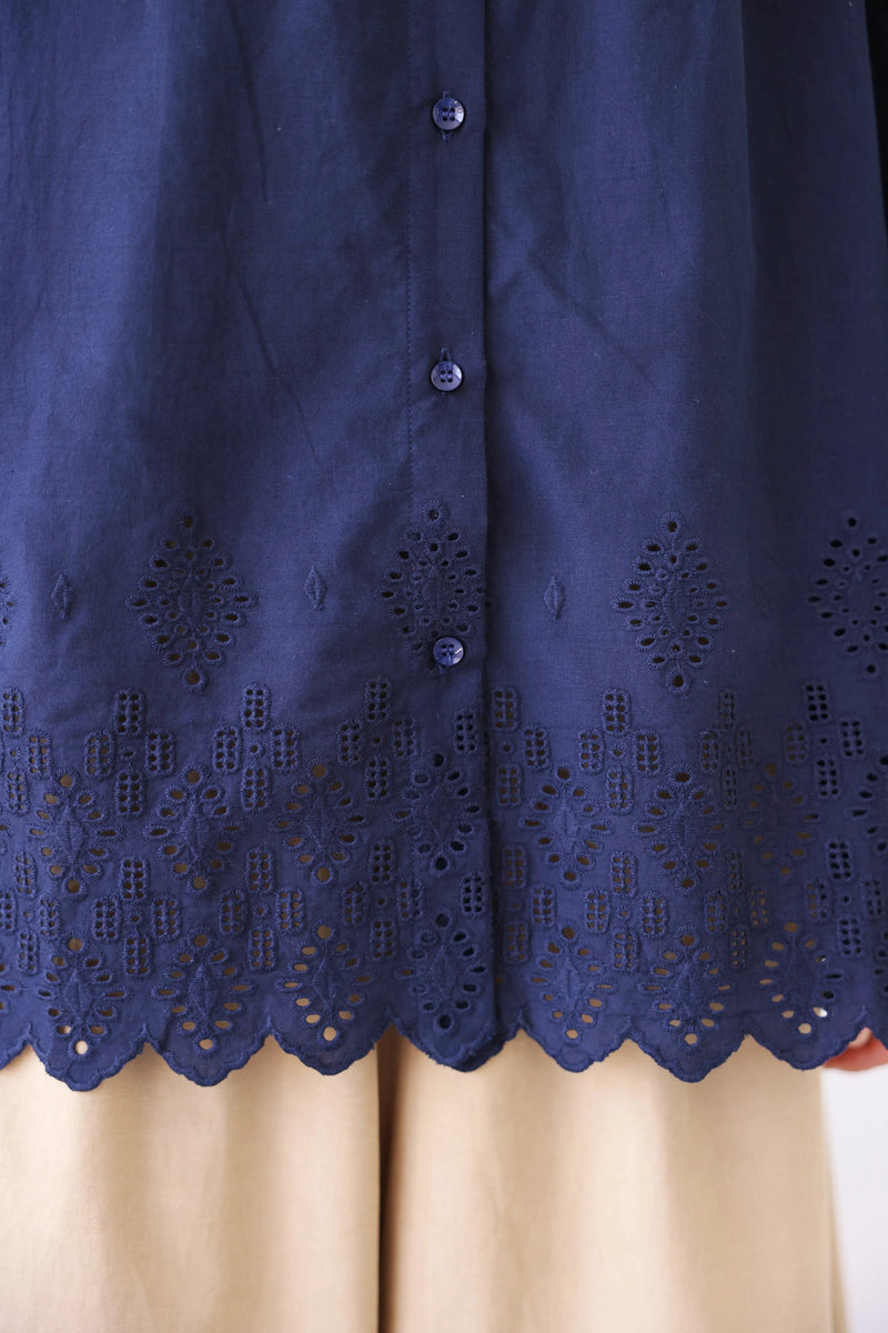 【繊細なスクラップ刺繡が華やか】オールシーズン愛用できる綿素材レースブラウス　前後２way 　250911