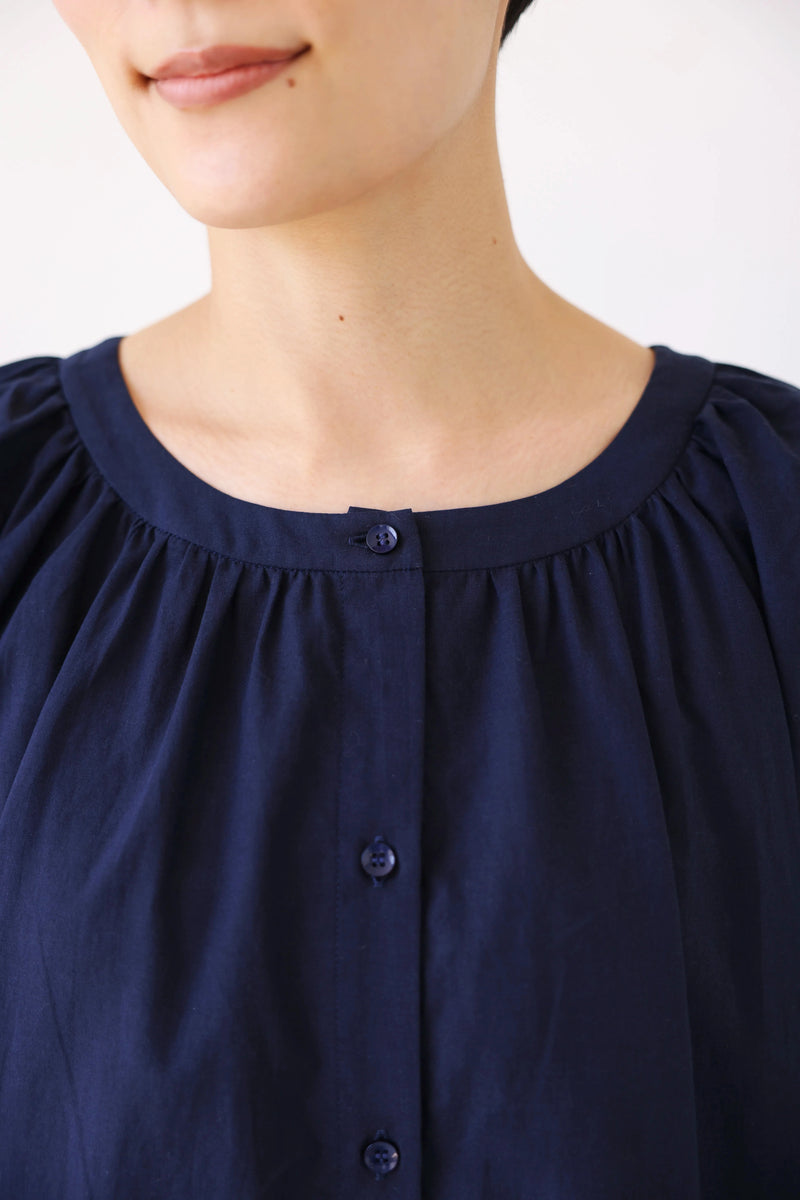 【繊細なスクラップ刺繡が華やか】オールシーズン愛用できる綿素材レースブラウス　前後２way 　250911