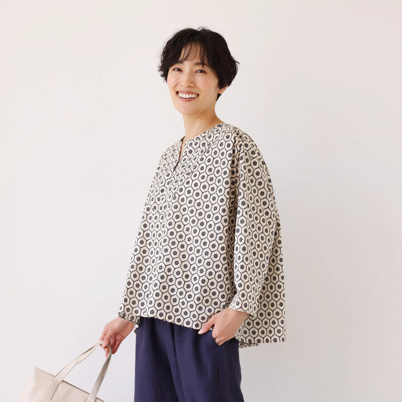【季節を繋ぐ着こなし】 幾何学模様プリント スキッパーシャツ ブラウス　コットン100％　250903-1