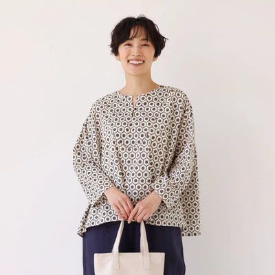 【季節を繋ぐ着こなし】 幾何学模様プリント スキッパーシャツ ブラウス　コットン100％　250903-1
