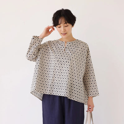 【季節を繋ぐ着こなし】 幾何学模様プリント スキッパーシャツ ブラウス　コットン100％　250903-1