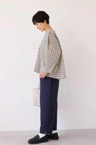 【季節を繋ぐ着こなし】 幾何学模様プリント スキッパーシャツ ブラウス　コットン100％　250903-1