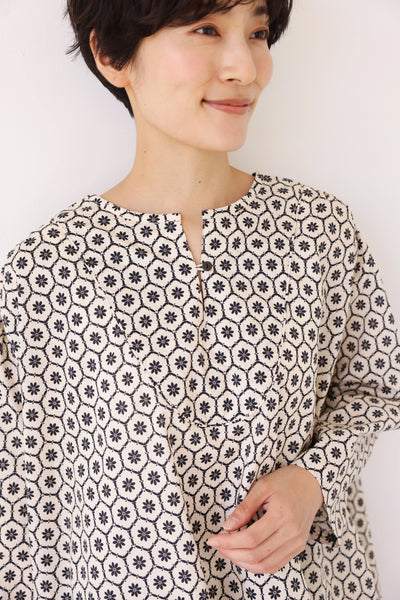 【季節を繋ぐ着こなし】 幾何学模様プリント スキッパーシャツ ブラウス　コットン100％　250903-1