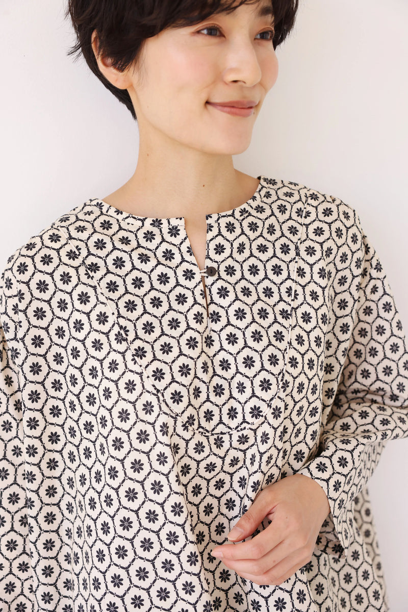 【季節を繋ぐ着こなし】 幾何学模様プリント スキッパーシャツ ブラウス　コットン100％　250903-1