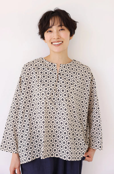 【季節を繋ぐ着こなし】 幾何学模様プリント スキッパーシャツ ブラウス　コットン100％　250903-1