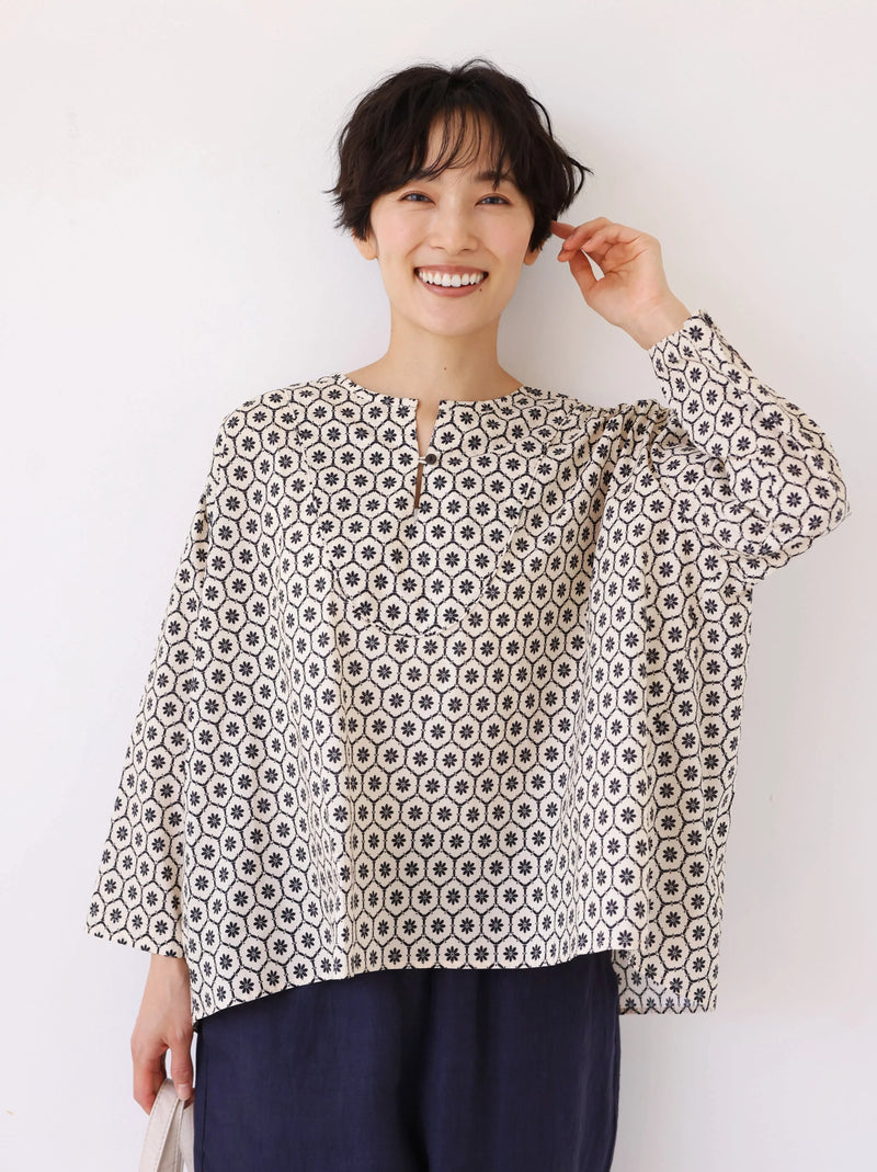 【季節を繋ぐ着こなし】 幾何学模様プリント スキッパーシャツ ブラウス　コットン100％　250903-1