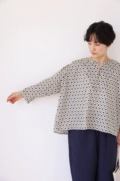 【季節を繋ぐ着こなし】 幾何学模様プリント スキッパーシャツ ブラウス　コットン100％　250903-1