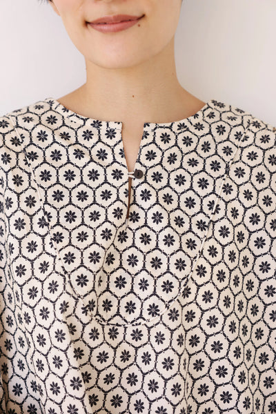 【季節を繋ぐ着こなし】 幾何学模様プリント スキッパーシャツ ブラウス　コットン100％　250903-1