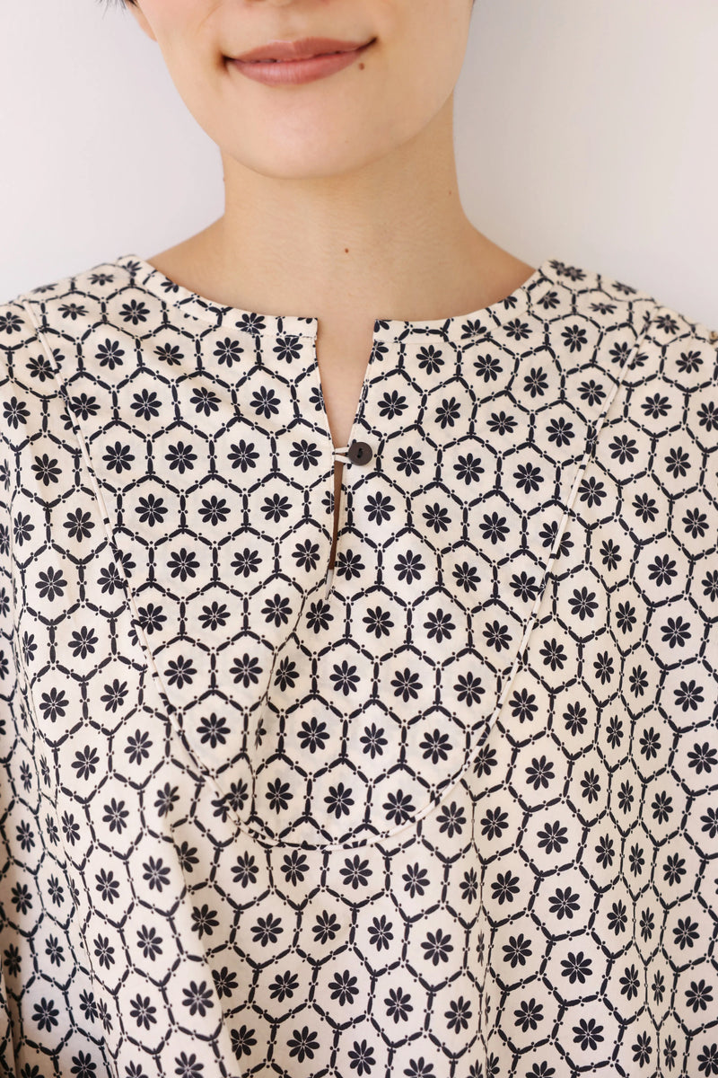 【季節を繋ぐ着こなし】 幾何学模様プリント スキッパーシャツ ブラウス　コットン100％　250903-1