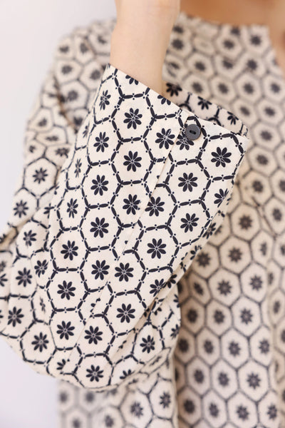 【季節を繋ぐ着こなし】 幾何学模様プリント スキッパーシャツ ブラウス　コットン100％　250903-1