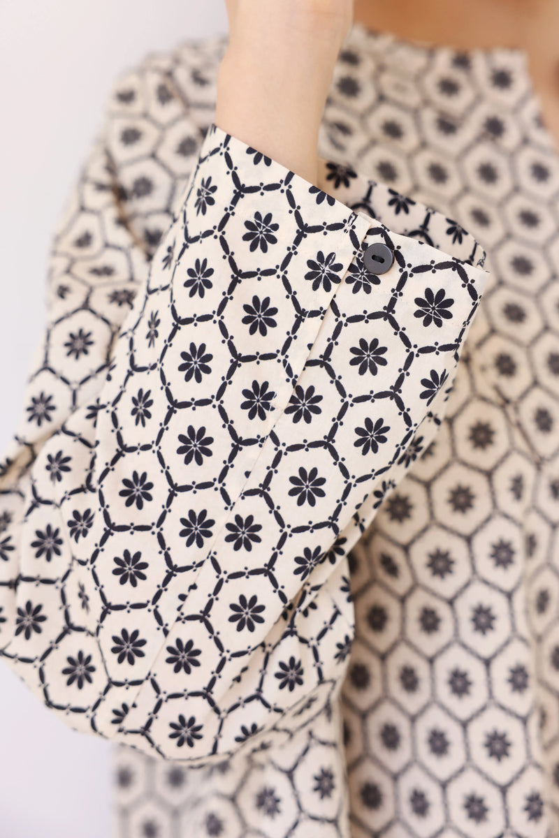 【季節を繋ぐ着こなし】 幾何学模様プリント スキッパーシャツ ブラウス　コットン100％　250903-1