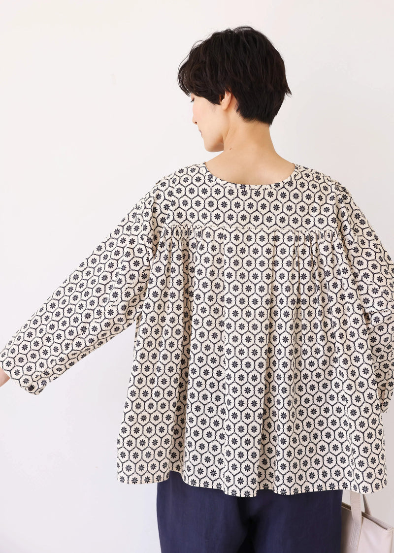 【季節を繋ぐ着こなし】 幾何学模様プリント スキッパーシャツ ブラウス　コットン100％　250903-1