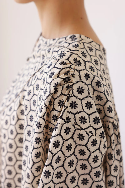 【季節を繋ぐ着こなし】 幾何学模様プリント スキッパーシャツ ブラウス　コットン100％　250903-1