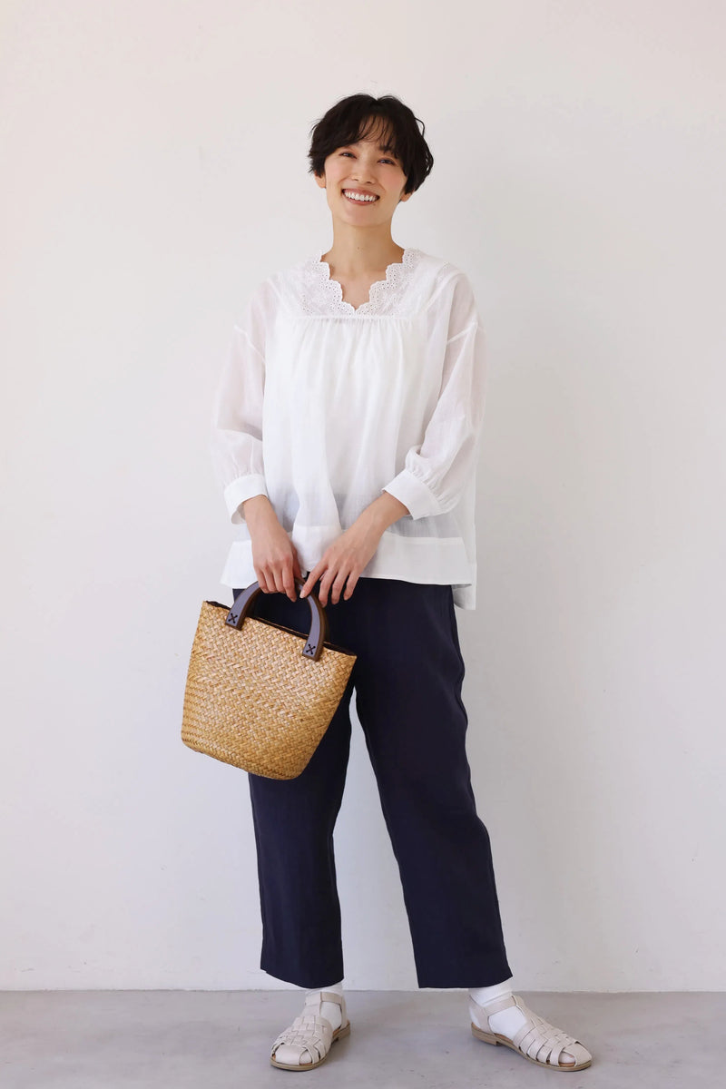 シンプルなのに差がつく一枚 ラミーブラウス　Vネック　刺繍レース　7分袖　ホワイト　250715-1