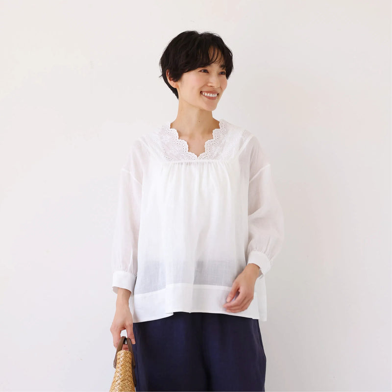 シンプルなのに差がつく一枚 ラミーブラウス　Vネック　刺繍レース　7分袖　ホワイト　250715-1