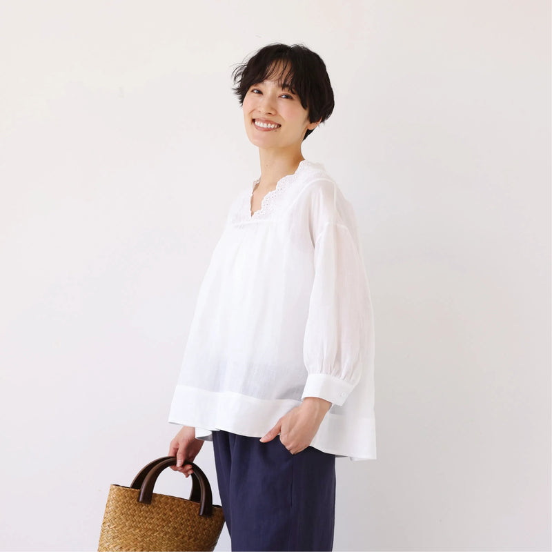 シンプルなのに差がつく一枚 ラミーブラウス　Vネック　刺繍レース　7分袖　ホワイト　250715-1