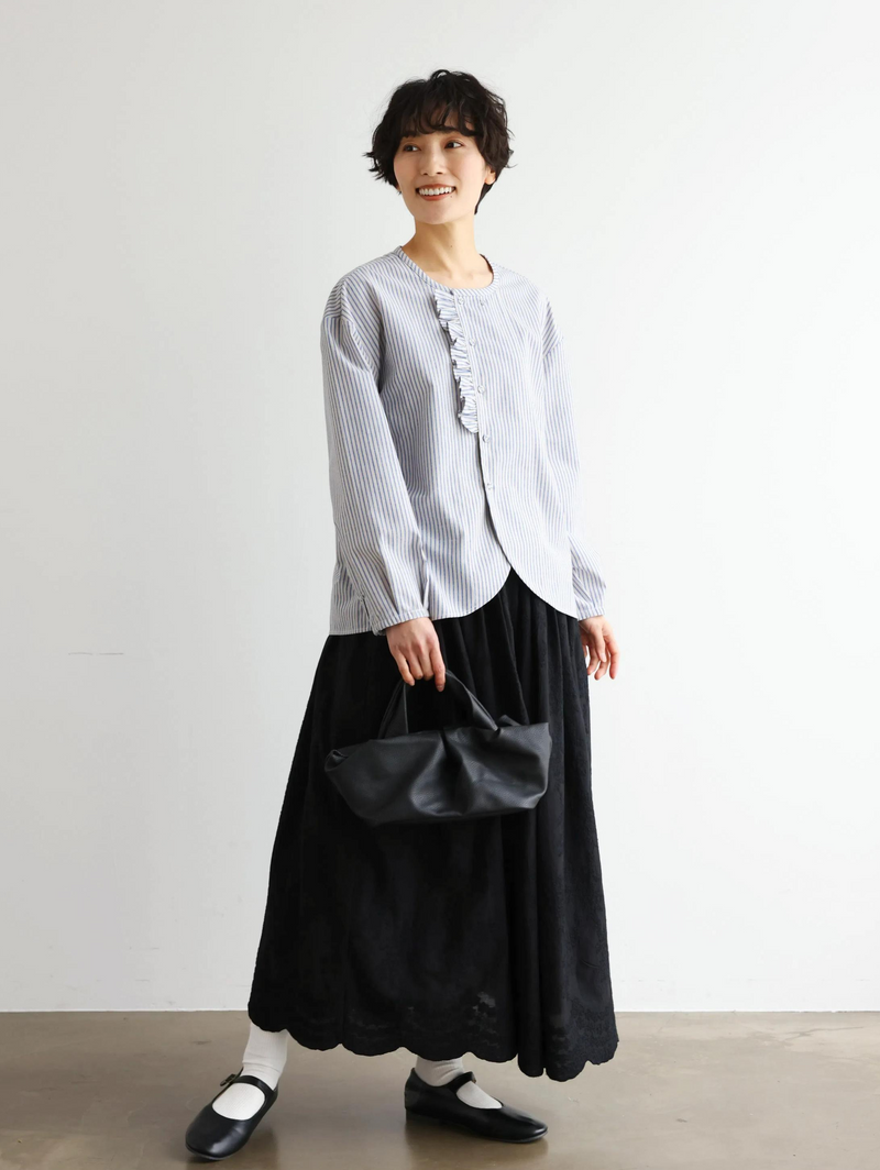 クラシカルなフリルデザインのストライプシャツ　綿麻シャツブラウス　　250419
