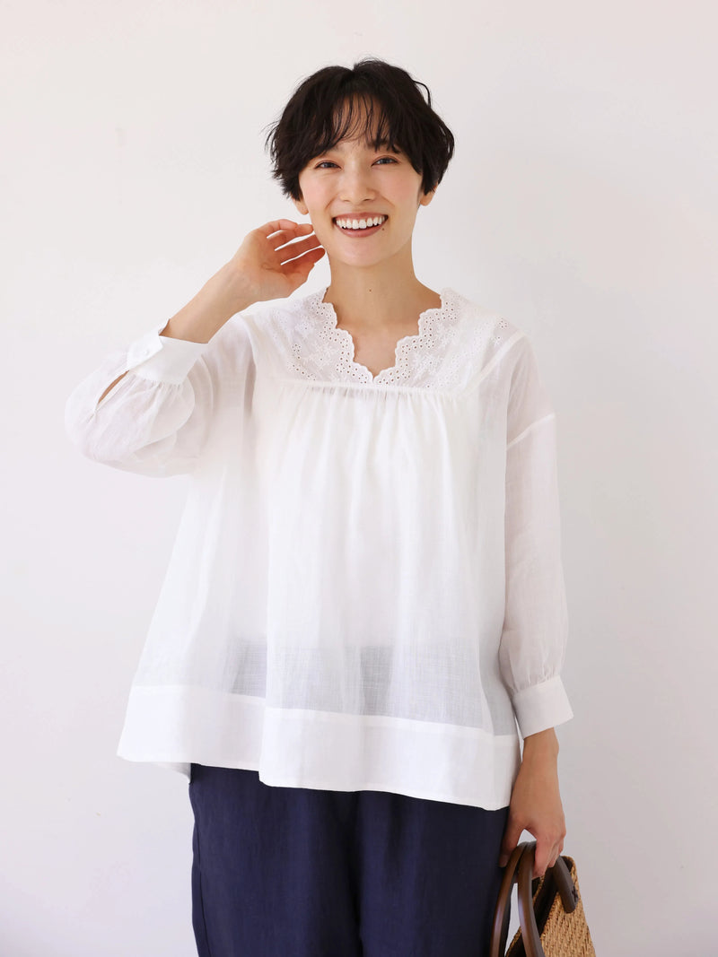 シンプルなのに差がつく一枚 ラミーブラウス　Vネック　刺繍レース　7分袖　ホワイト　250715-1