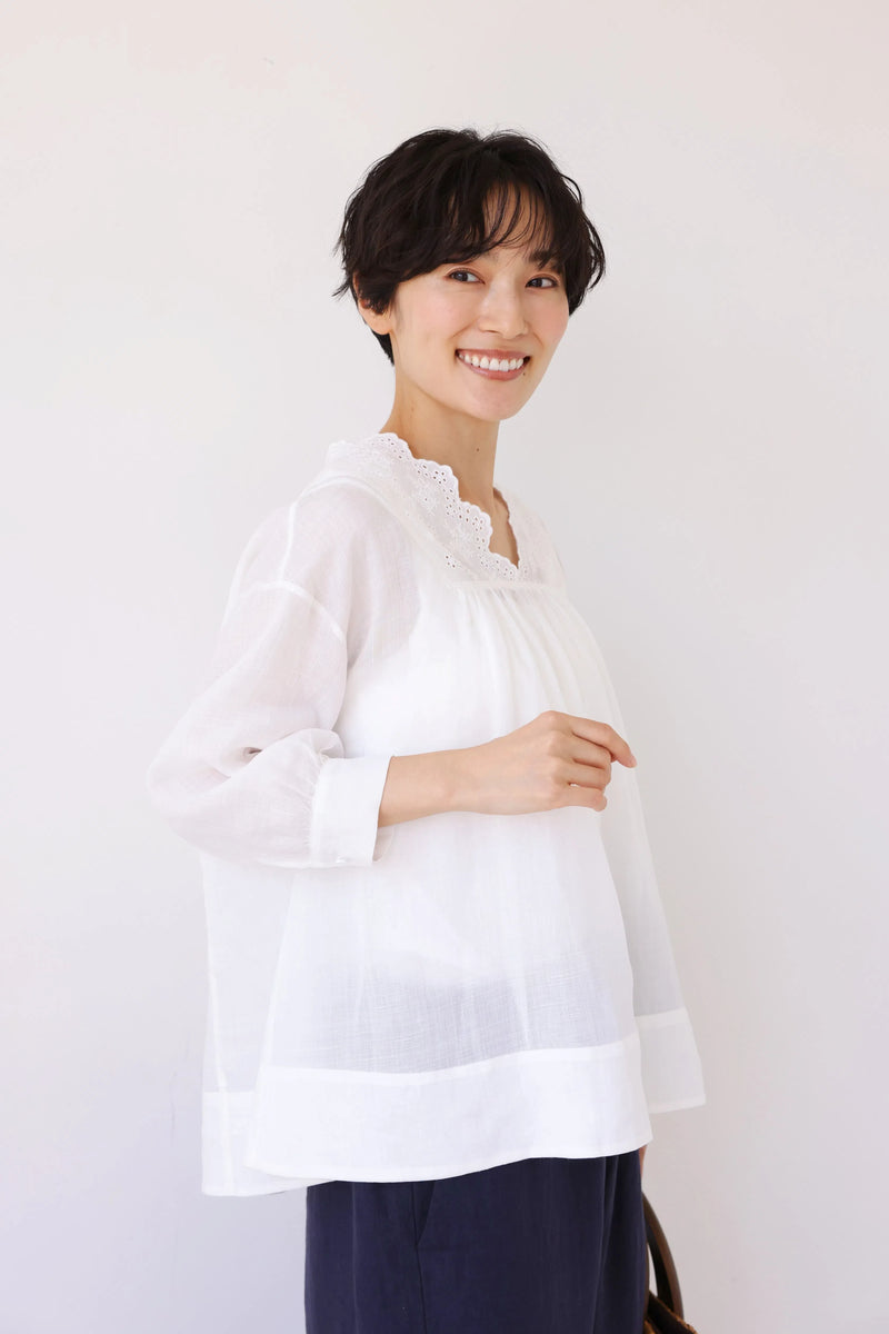 シンプルなのに差がつく一枚 ラミーブラウス　Vネック　刺繍レース　7分袖　ホワイト　250715-1