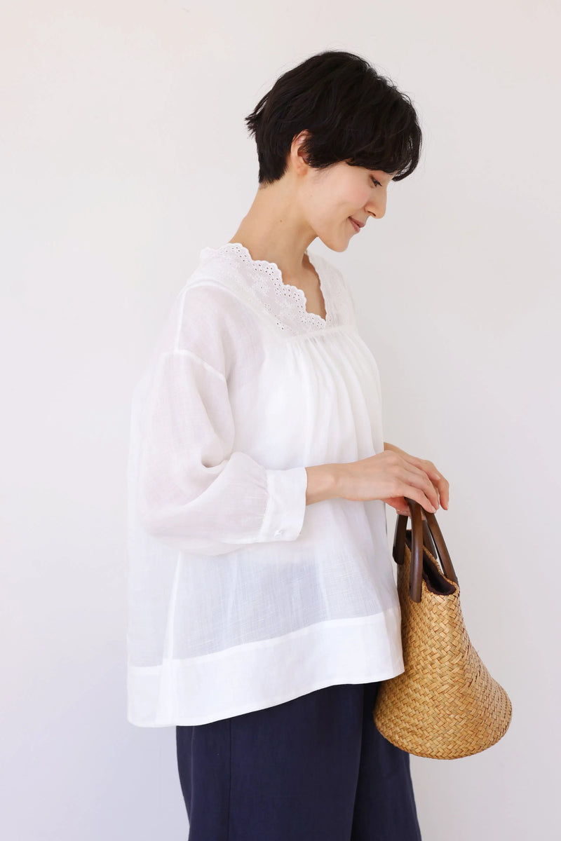 シンプルなのに差がつく一枚 ラミーブラウス　Vネック　刺繍レース　7分袖　ホワイト　250715-1
