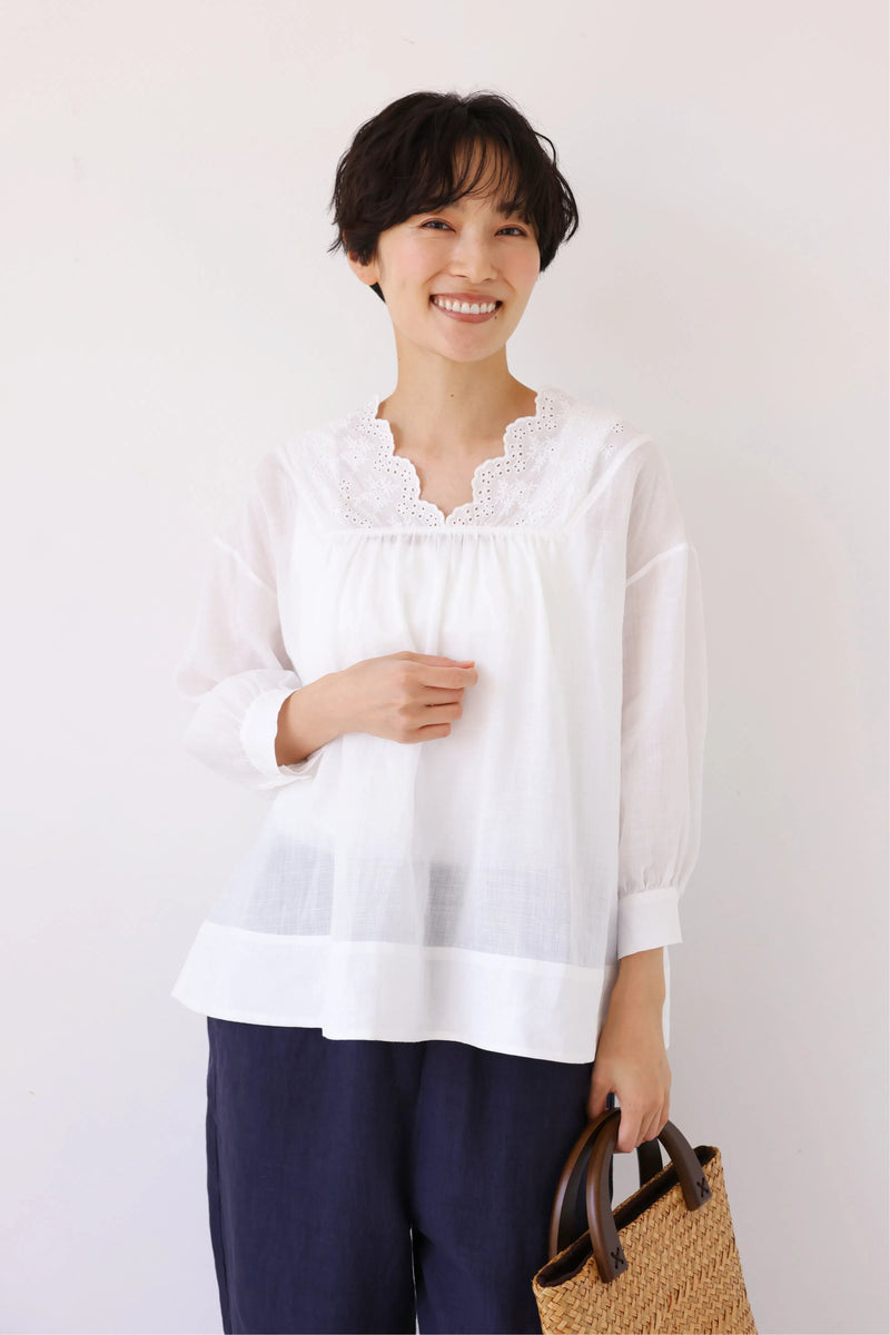 シンプルなのに差がつく一枚 ラミーブラウス　Vネック　刺繍レース　7分袖　ホワイト　250715-1