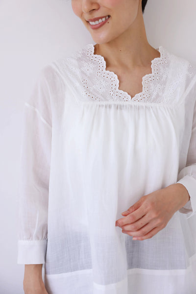 シンプルなのに差がつく一枚 ラミーブラウス　Vネック　刺繍レース　7分袖　ホワイト　250715-1