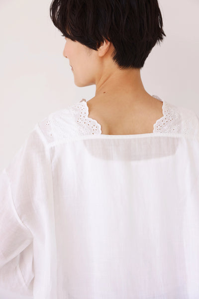 シンプルなのに差がつく一枚 ラミーブラウス　Vネック　刺繍レース　7分袖　ホワイト　250715-1