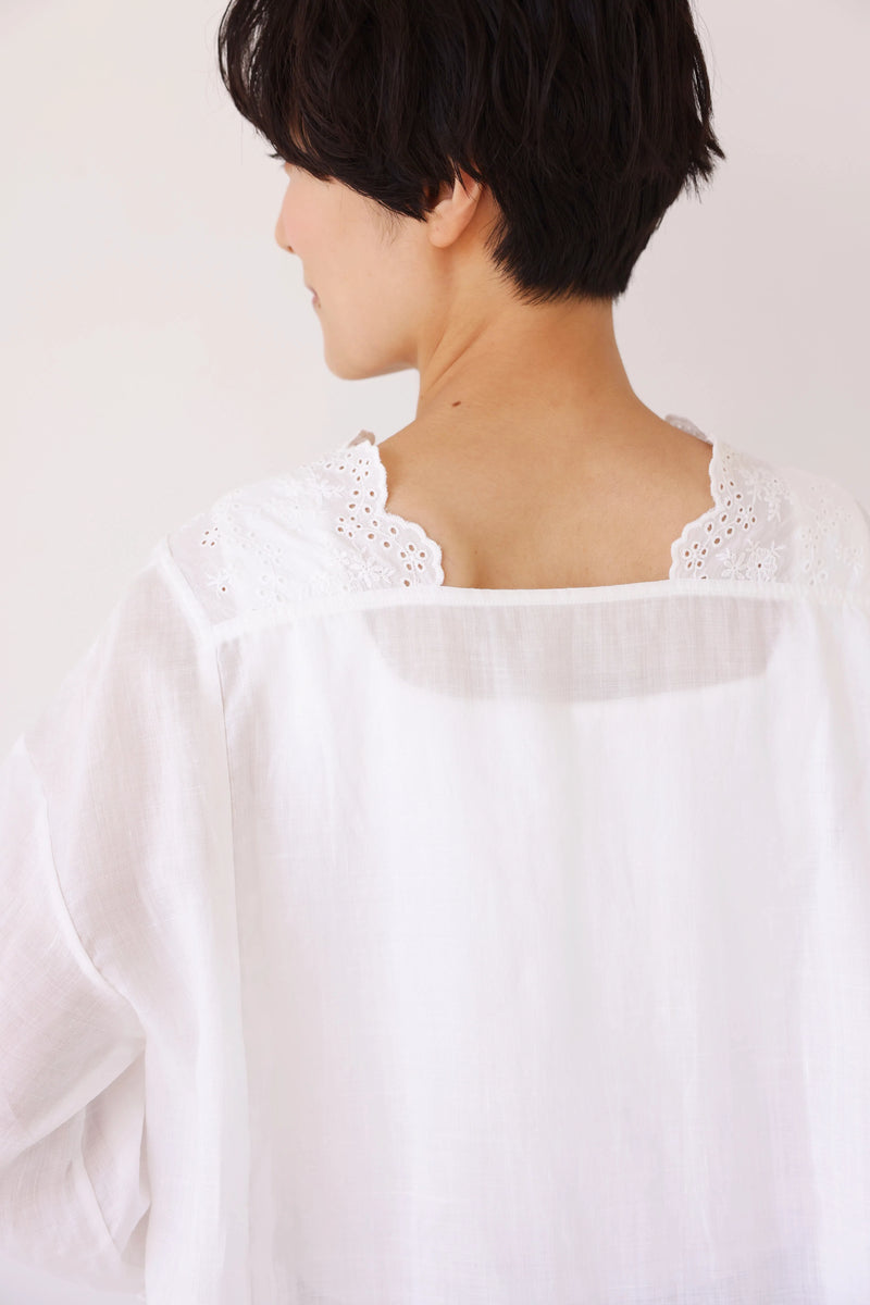 シンプルなのに差がつく一枚 ラミーブラウス　Vネック　刺繍レース　7分袖　ホワイト　250715-1