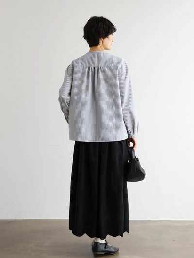 クラシカルなフリルデザインのストライプシャツ　綿麻シャツブラウス　　250419
