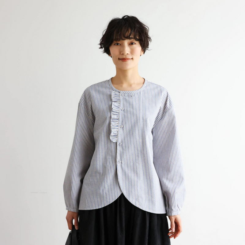 クラシカルなフリルデザインのストライプシャツ　綿麻シャツブラウス　　250419