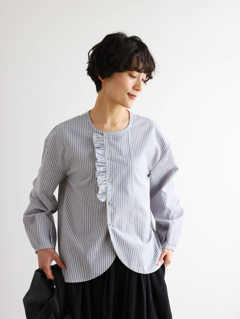 クラシカルなフリルデザインのストライプシャツ　綿麻シャツブラウス　　250419