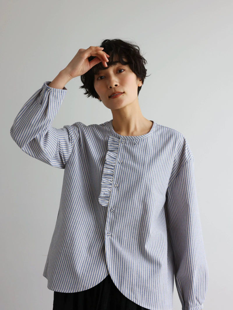 クラシカルなフリルデザインのストライプシャツ　綿麻シャツブラウス　　250419