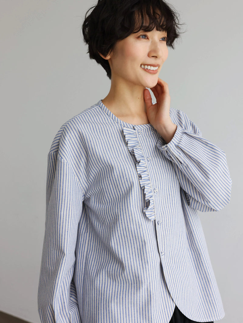 クラシカルなフリルデザインのストライプシャツ　綿麻シャツブラウス　　250419