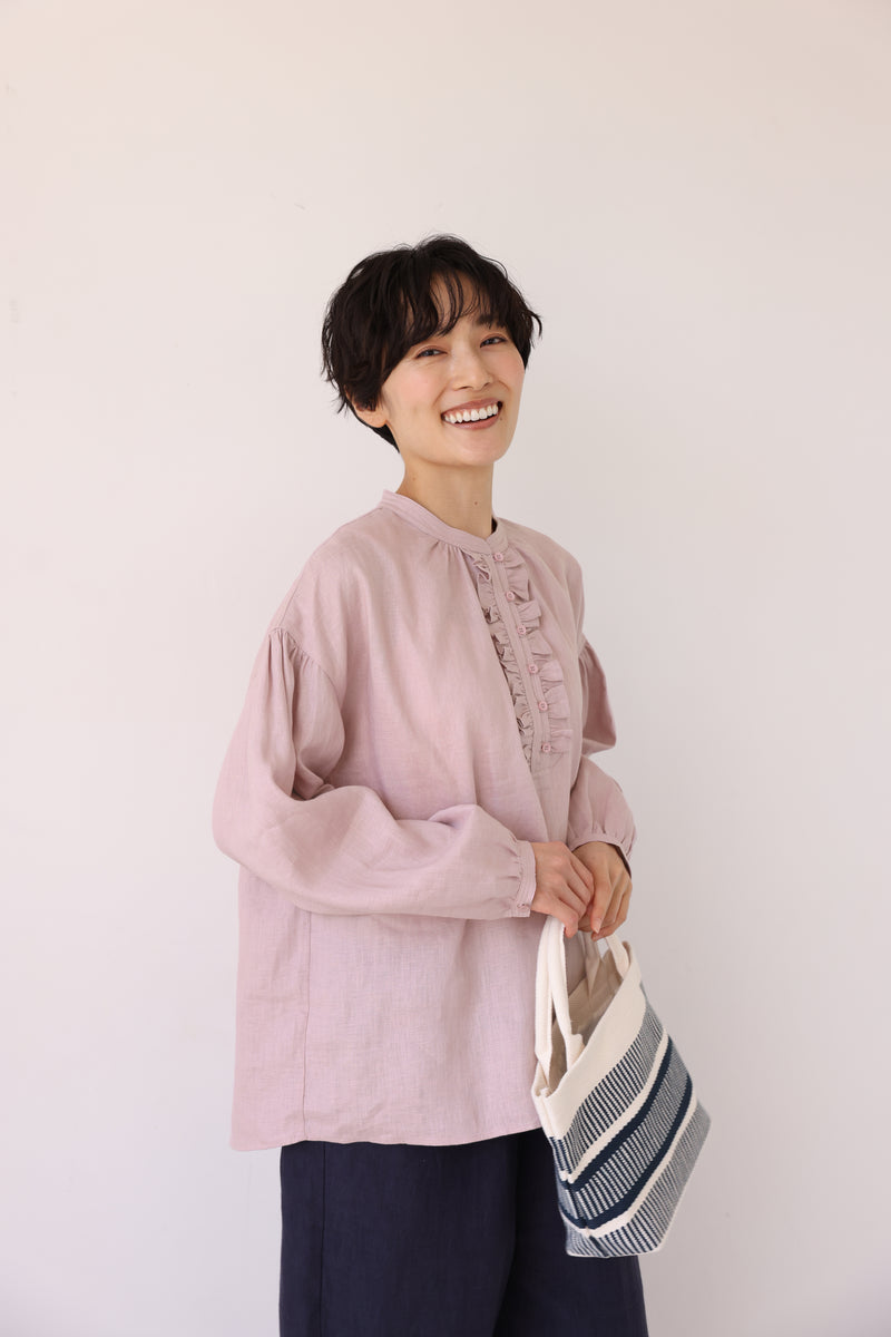 フロントフリルが可愛い フランチリネン100％　シャツブラウス 250913