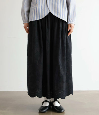 特別感のある　ふんわり広がるフラワー刺繍ロングスカート　裏地付き　ギャザースカート　250603