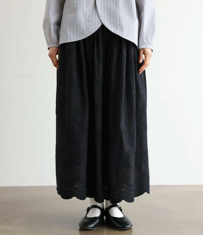 特別感のある　ふんわり広がるフラワー刺繍ロングスカート　裏地付き　ギャザースカート　250603