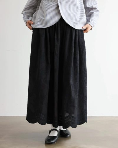 特別感のある　ふんわり広がるフラワー刺繍ロングスカート　裏地付き　ギャザースカート　250603