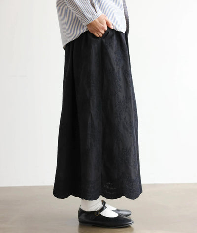 特別感のある　ふんわり広がるフラワー刺繍ロングスカート　裏地付き　ギャザースカート　250603