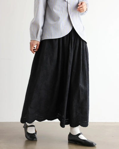 特別感のある　ふんわり広がるフラワー刺繍ロングスカート　裏地付き　ギャザースカート　250603