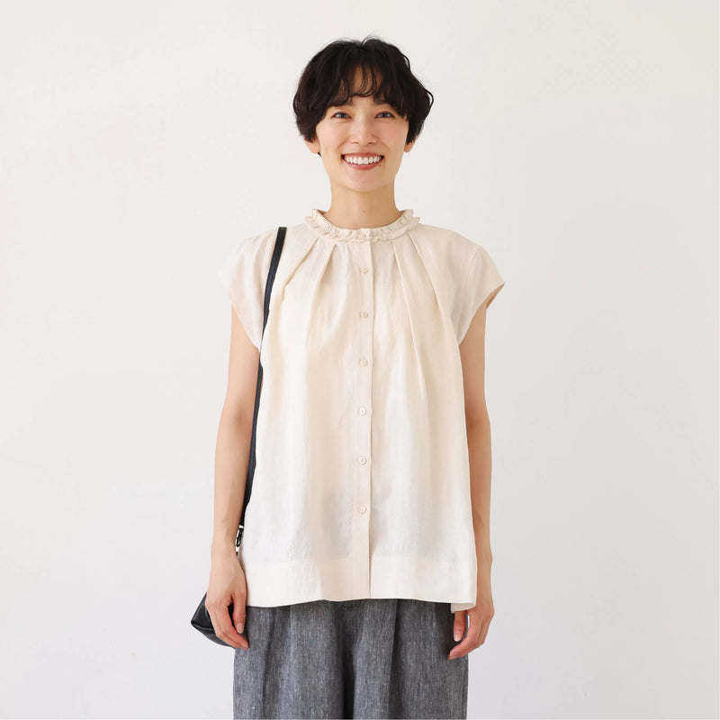 夏の快適さと上品さを兼ね備えた リネン フリル襟ブラウス 　ベージュ　250716-1
