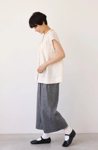 夏の快適さと上品さを兼ね備えた リネン フリル襟ブラウス 　ベージュ　250716-1