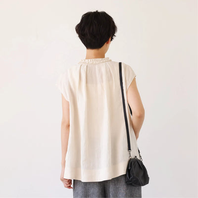 夏の快適さと上品さを兼ね備えた リネン フリル襟ブラウス 　ベージュ　250716-1
