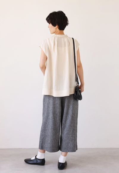夏の快適さと上品さを兼ね備えた リネン フリル襟ブラウス 　ベージュ　250716-1