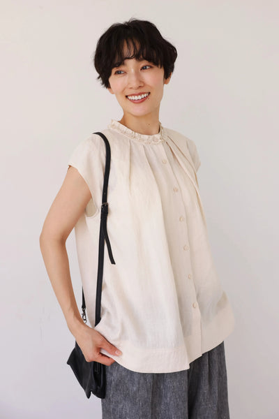 夏の快適さと上品さを兼ね備えた リネン フリル襟ブラウス 　ベージュ　250716-1