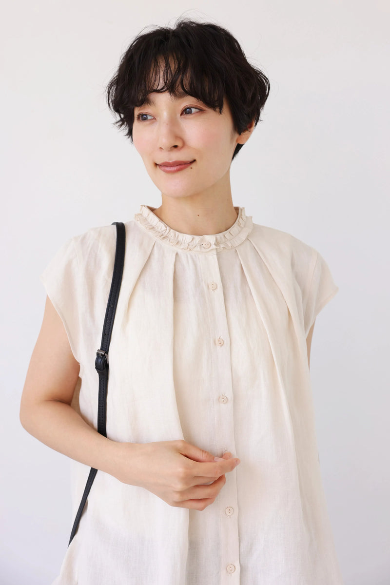 夏の快適さと上品さを兼ね備えた リネン フリル襟ブラウス 　ベージュ　250716-1