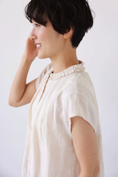 夏の快適さと上品さを兼ね備えた リネン フリル襟ブラウス 　ベージュ　250716-1