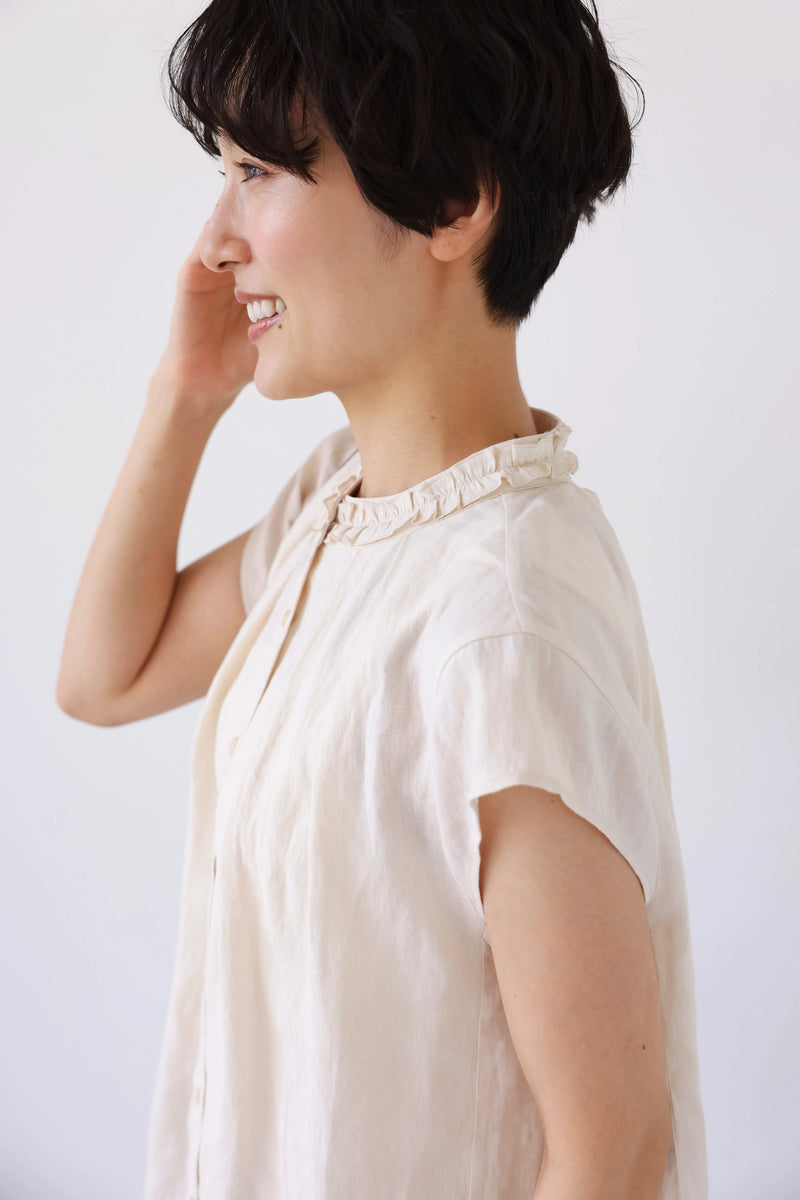 夏の快適さと上品さを兼ね備えた リネン フリル襟ブラウス 　ベージュ　250716-1