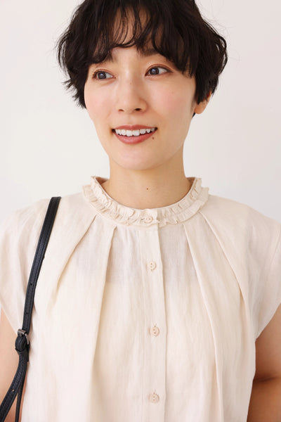 夏の快適さと上品さを兼ね備えた リネン フリル襟ブラウス 　ベージュ　250716-1
