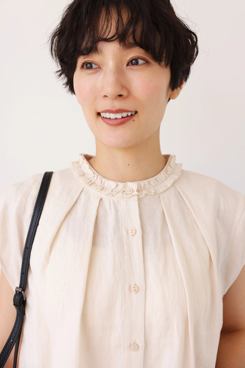 夏の快適さと上品さを兼ね備えた リネン フリル襟ブラウス 　ベージュ　250716-1